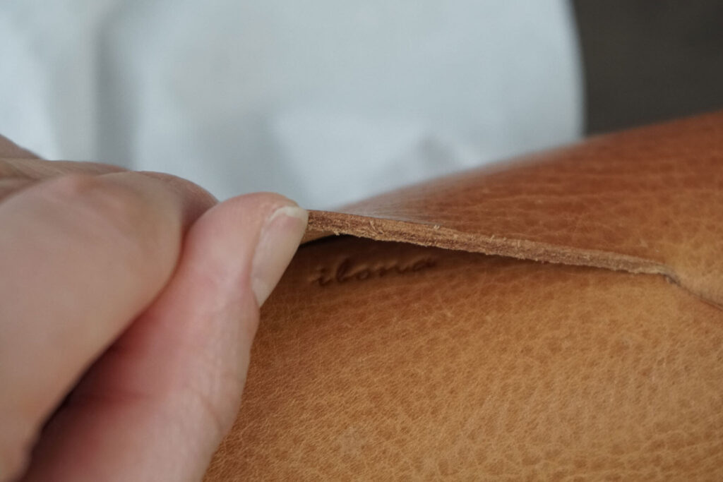 一枚革で包む。コンパクトティッシュケース