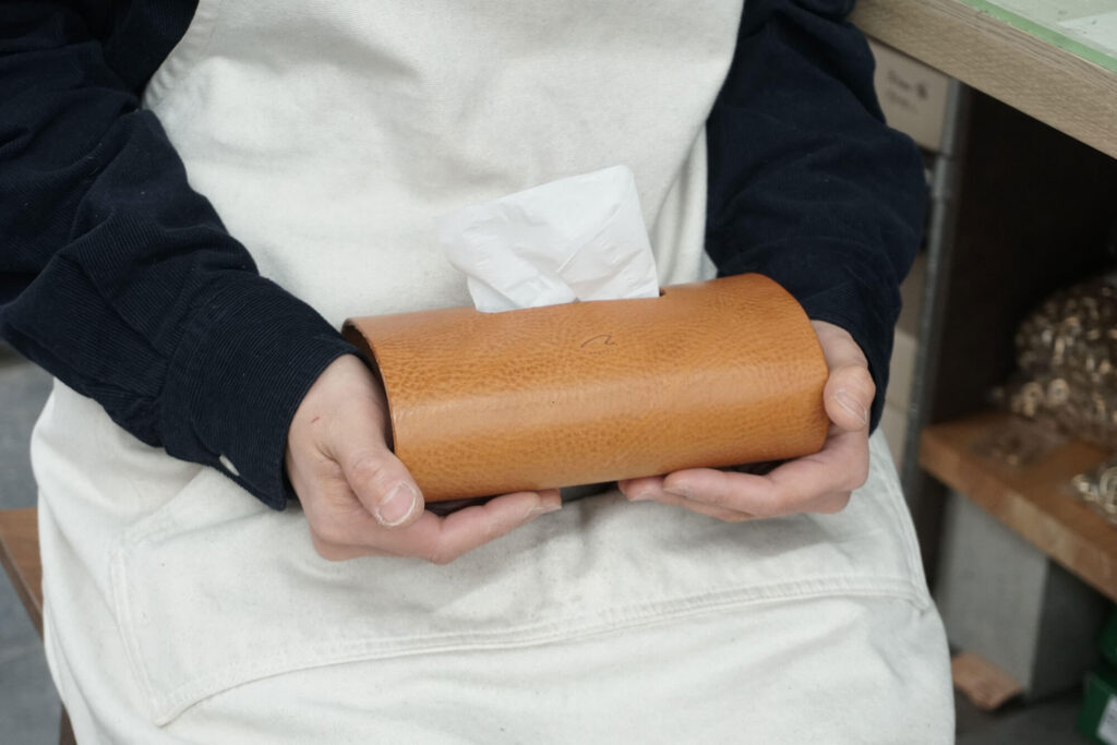 一枚革で包む。コンパクトティッシュケース